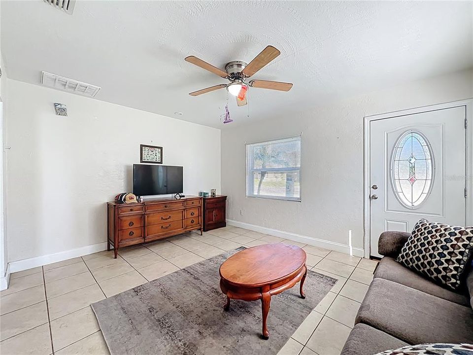 На продажу: $475,000 (4 спален, 0 ванн, 1275 Квадратных фут)