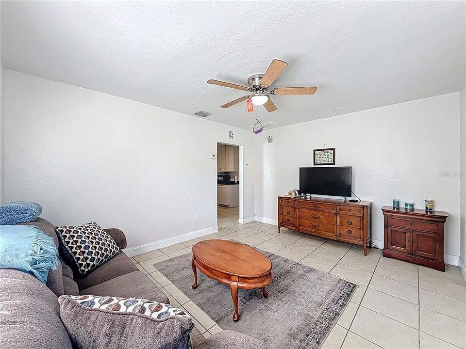 На продажу: $475,000 (4 спален, 0 ванн, 1275 Квадратных фут)