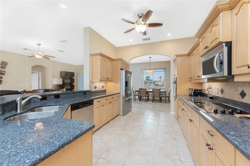 На продажу: $1,200,000 (4 спален, 3 ванн, 4124 Квадратных фут)