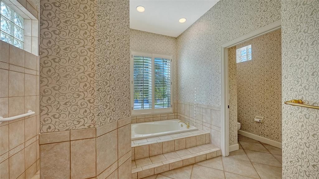 Active With Contract: $659,900 (2 beds, 2 baths, 2548 Square Feet)