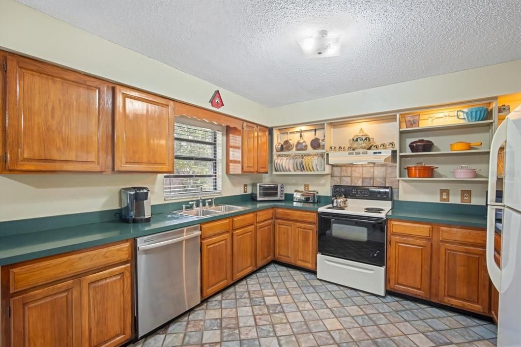 Active With Contract: $335,000 (3 beds, 2 baths, 1440 Square Feet)