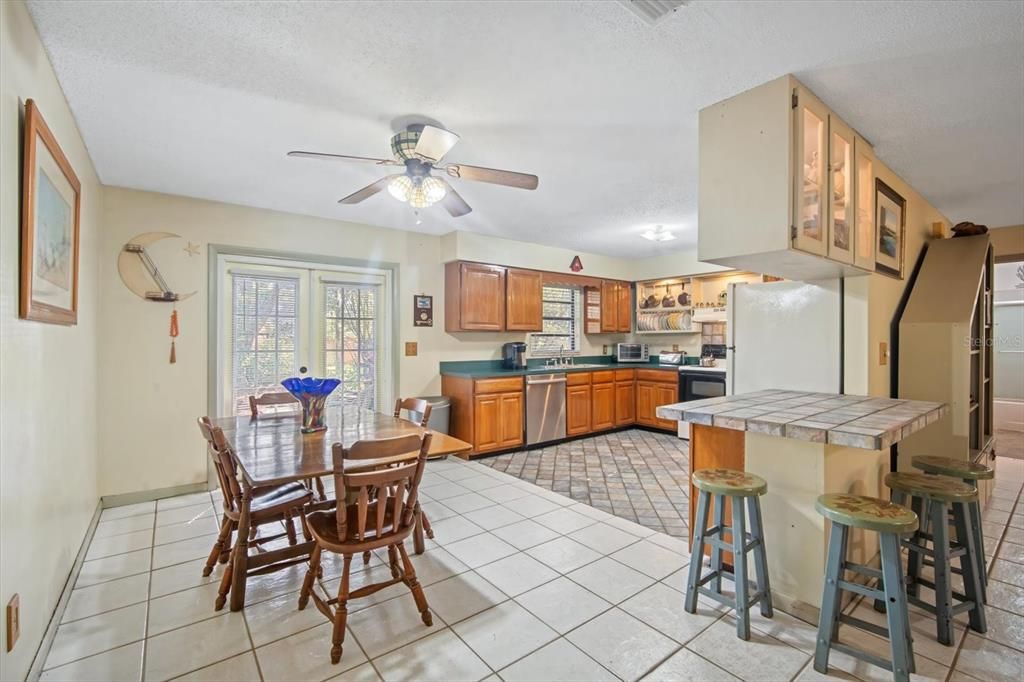Active With Contract: $335,000 (3 beds, 2 baths, 1440 Square Feet)