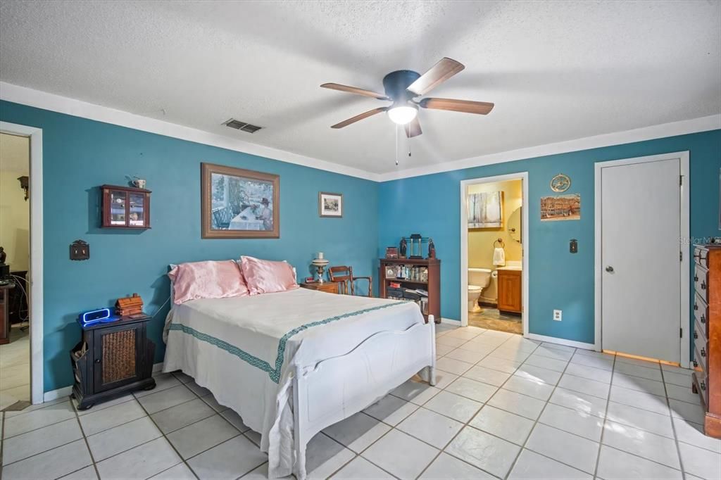 Active With Contract: $335,000 (3 beds, 2 baths, 1440 Square Feet)