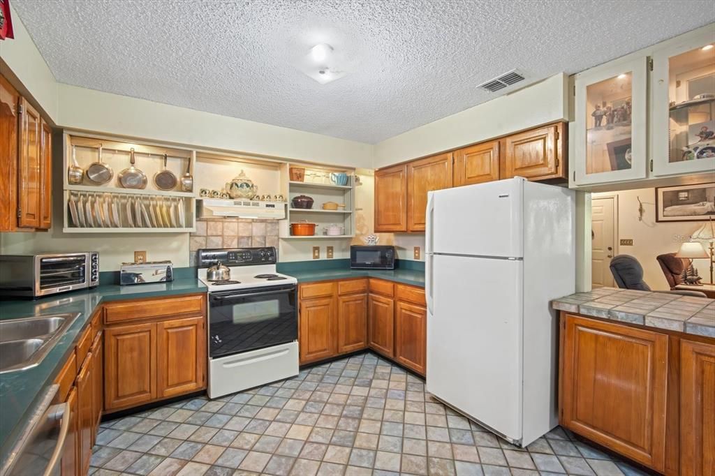 Active With Contract: $335,000 (3 beds, 2 baths, 1440 Square Feet)