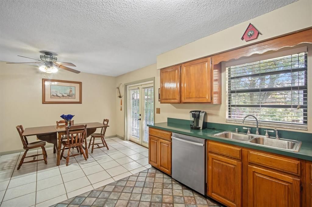 Active With Contract: $335,000 (3 beds, 2 baths, 1440 Square Feet)