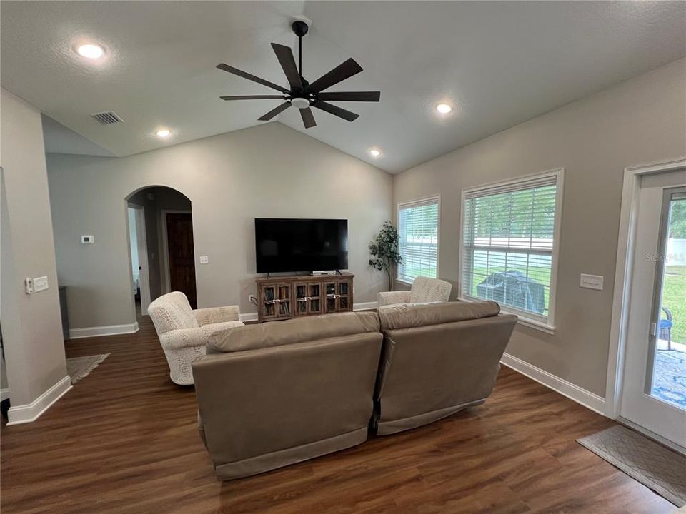 For Rent: $2,400 (3 beds, 2 baths, 1513 Square Feet)