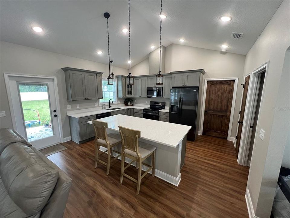 For Rent: $2,400 (3 beds, 2 baths, 1513 Square Feet)