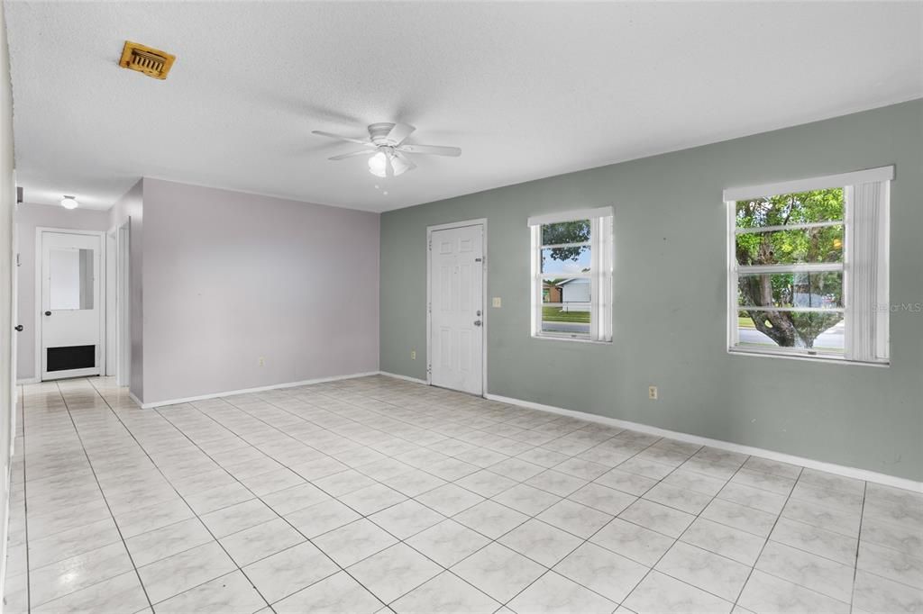 Под контрактом: $225,000 (2 спален, 2 ванн, 1000 Квадратных фут)