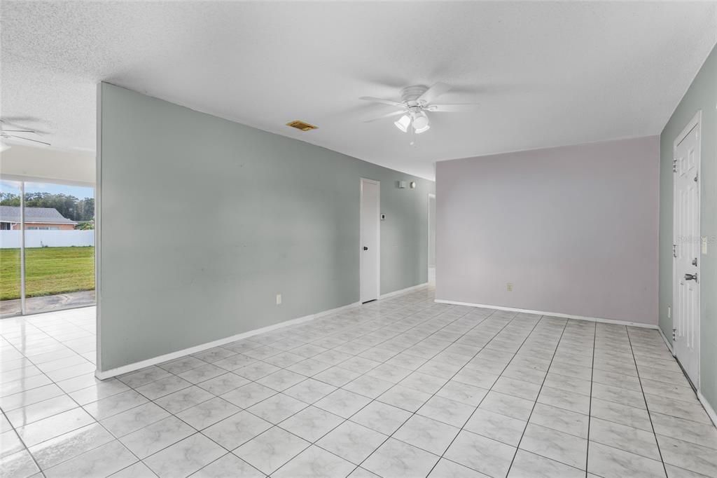 Под контрактом: $225,000 (2 спален, 2 ванн, 1000 Квадратных фут)