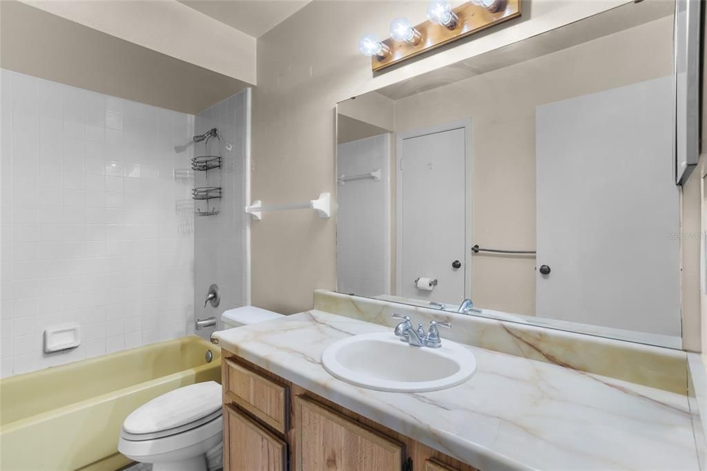 Под контрактом: $225,000 (2 спален, 2 ванн, 1000 Квадратных фут)