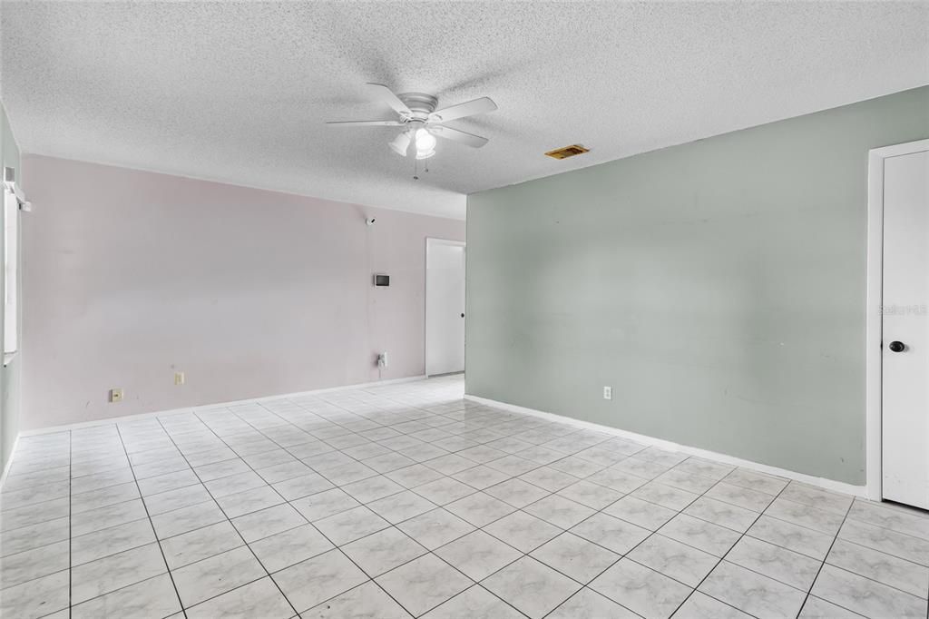 Под контрактом: $225,000 (2 спален, 2 ванн, 1000 Квадратных фут)