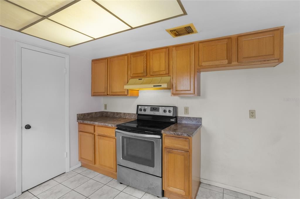 Под контрактом: $225,000 (2 спален, 2 ванн, 1000 Квадратных фут)