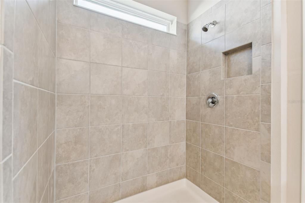 Activo con contrato: $563,100 (4 camas, 3 baños, 2894 Pies cuadrados)