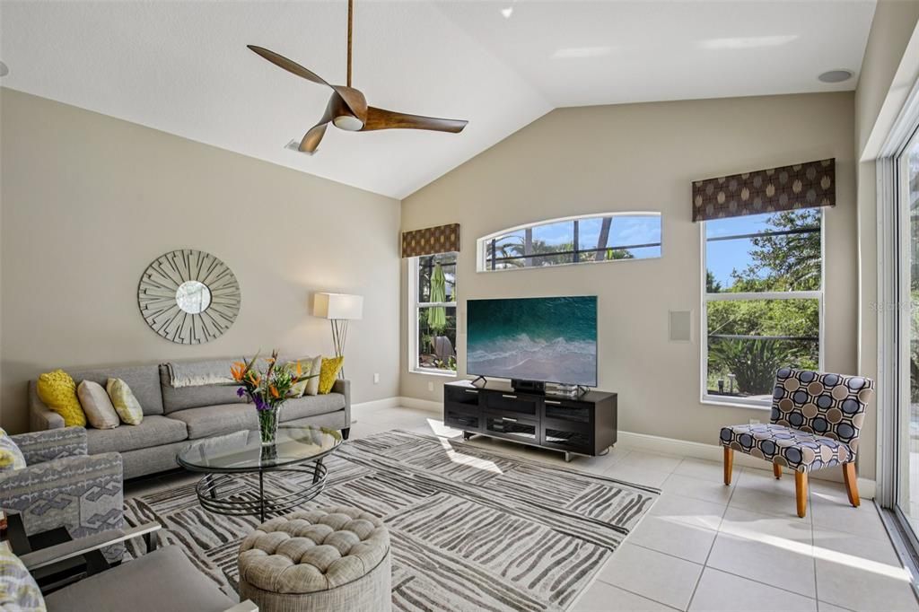 Под контрактом: $619,900 (3 спален, 2 ванн, 2688 Квадратных фут)