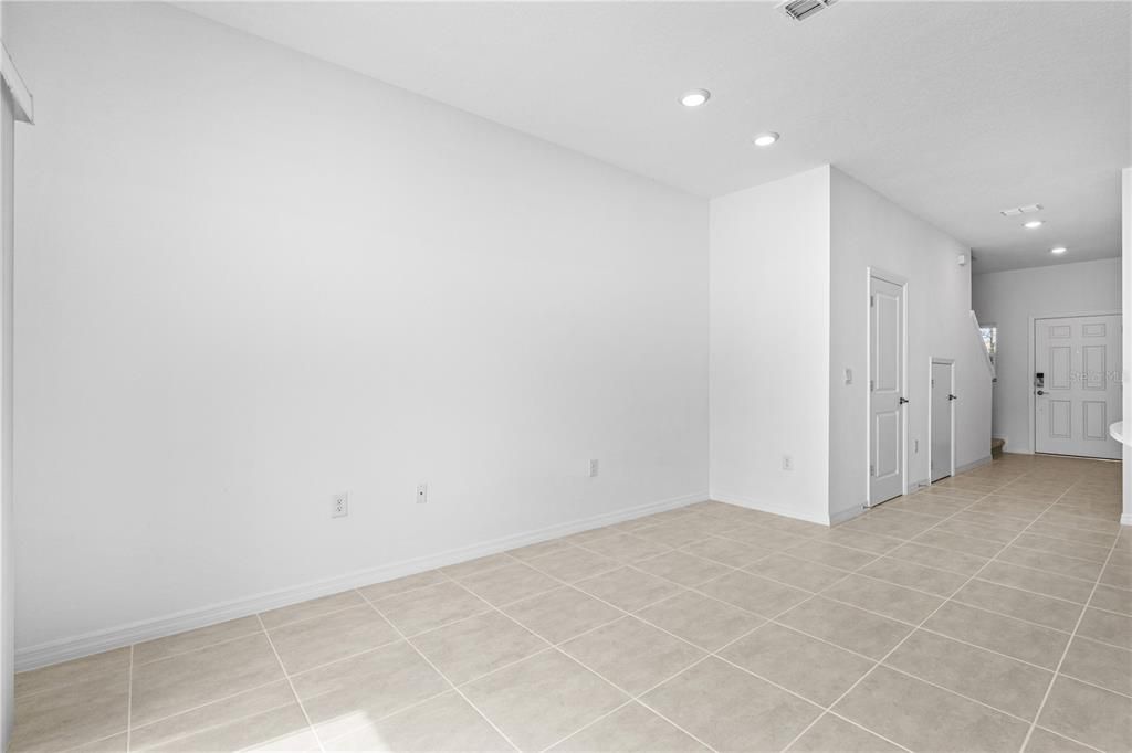 For Rent: $2,000 (3 beds, 2 baths, 1373 Square Feet)