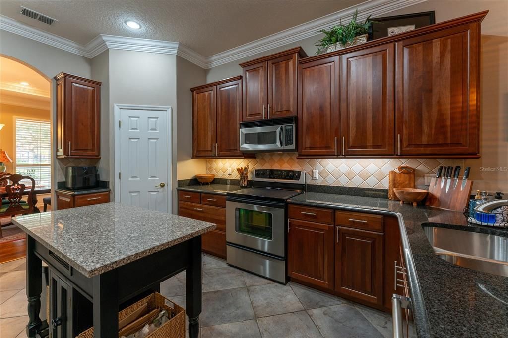 Activo con contrato: $949,000 (5 camas, 3 baños, 3662 Pies cuadrados)