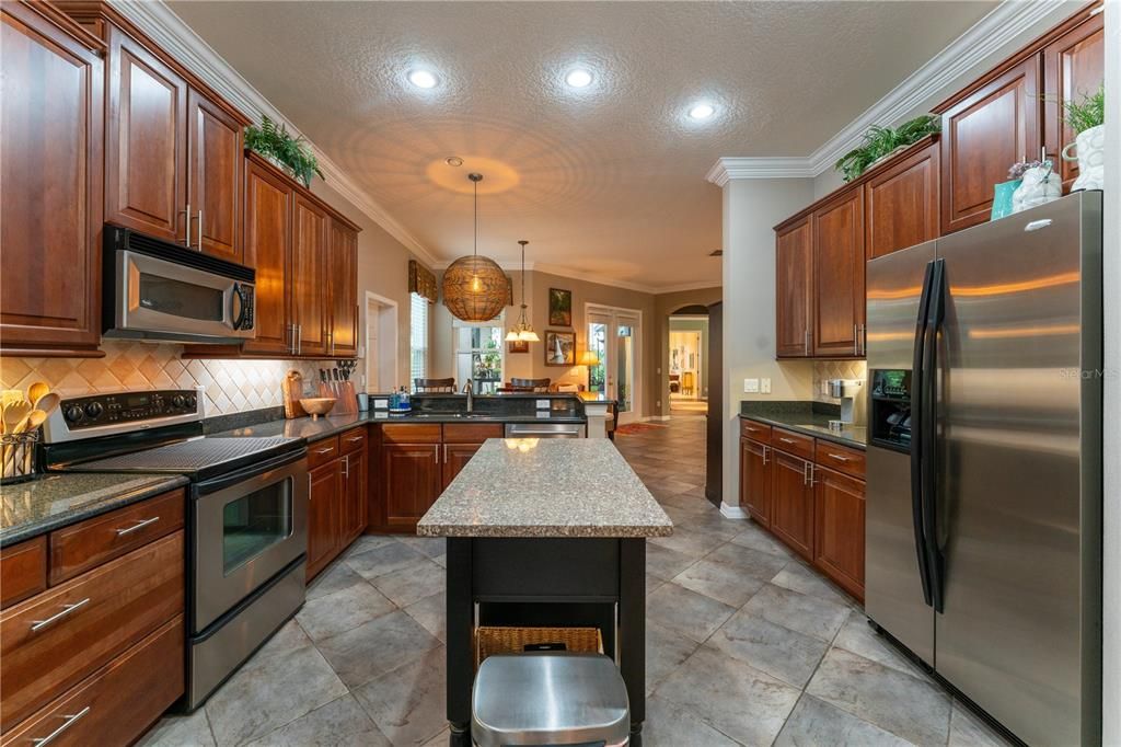 Activo con contrato: $949,000 (5 camas, 3 baños, 3662 Pies cuadrados)