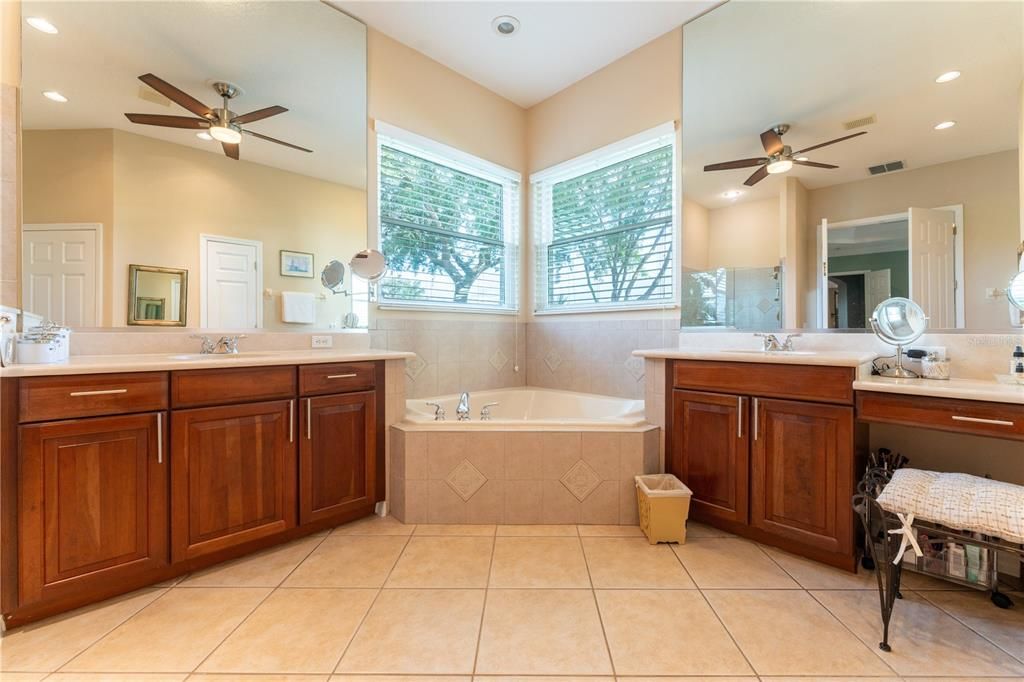 Activo con contrato: $949,000 (5 camas, 3 baños, 3662 Pies cuadrados)