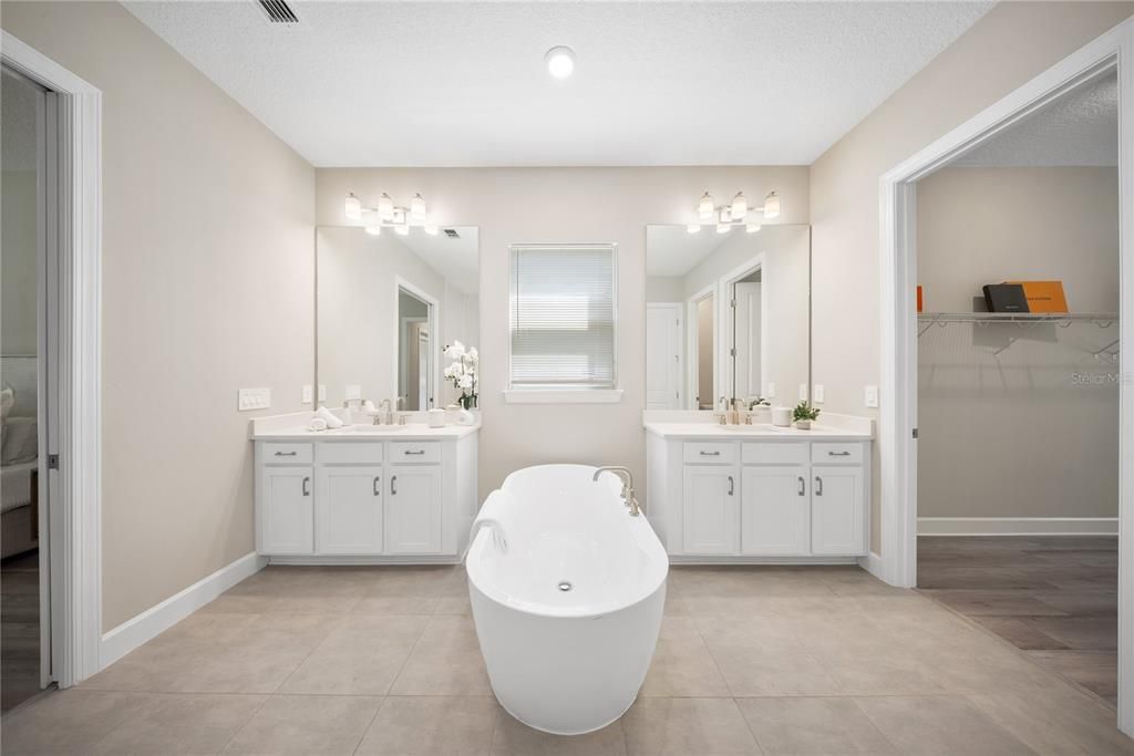 For Sale: $1,950,000 (6 beds, 6 baths, 5226 Square Feet)