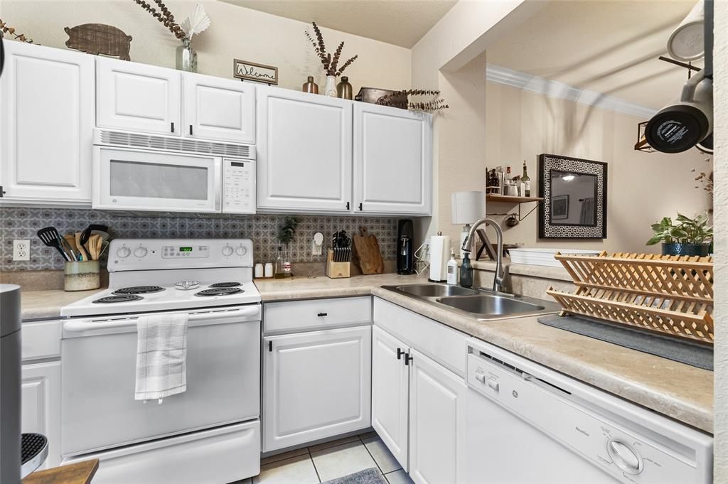 Active With Contract: $199,900 (2 beds, 2 baths, 1275 Square Feet)