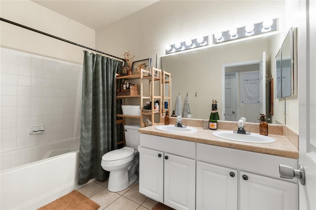 Active With Contract: $199,900 (2 beds, 2 baths, 1275 Square Feet)