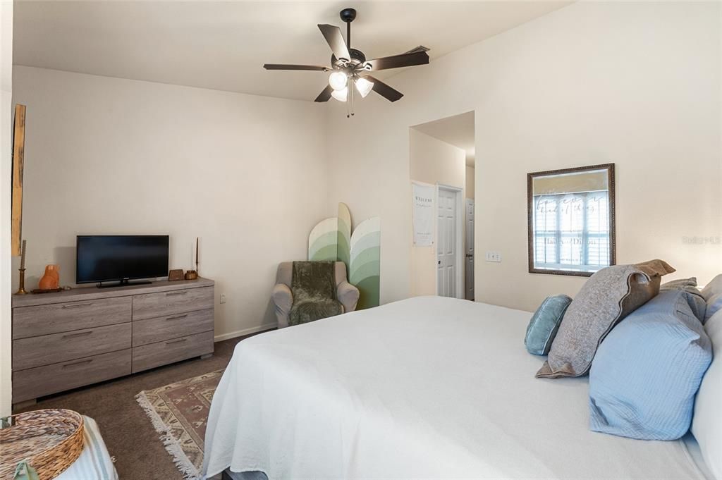 Active With Contract: $199,900 (2 beds, 2 baths, 1275 Square Feet)