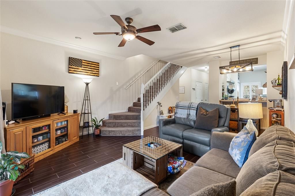 Active With Contract: $199,900 (2 beds, 2 baths, 1275 Square Feet)