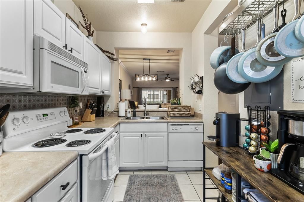 Active With Contract: $199,900 (2 beds, 2 baths, 1275 Square Feet)