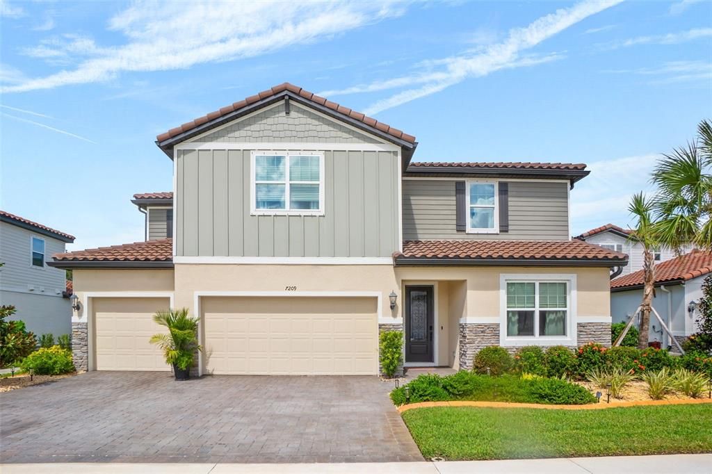 合同活跃: $995,000 (5 贝兹, 4 浴室, 3807 平方英尺)