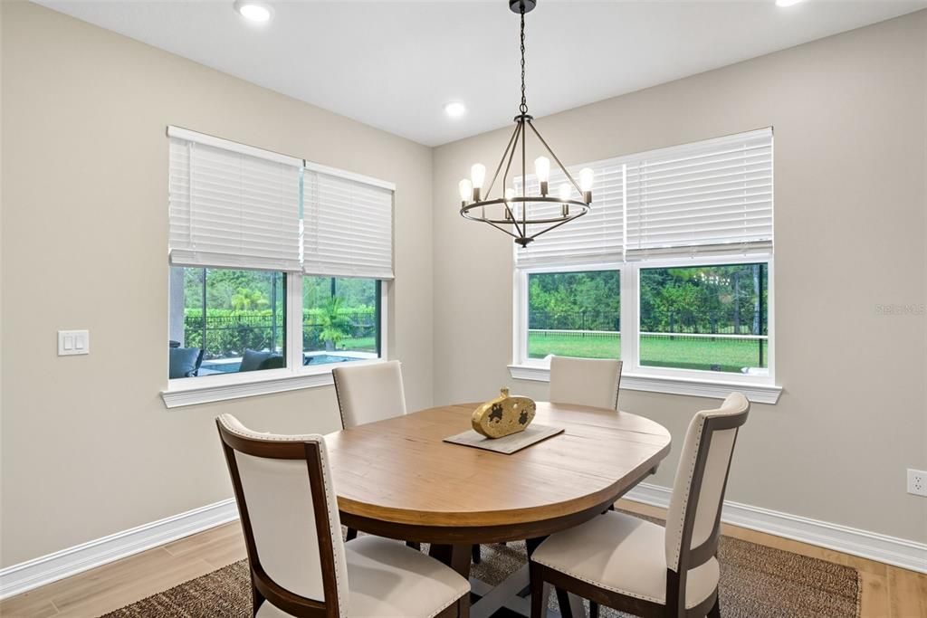 合同活跃: $995,000 (5 贝兹, 4 浴室, 3807 平方英尺)