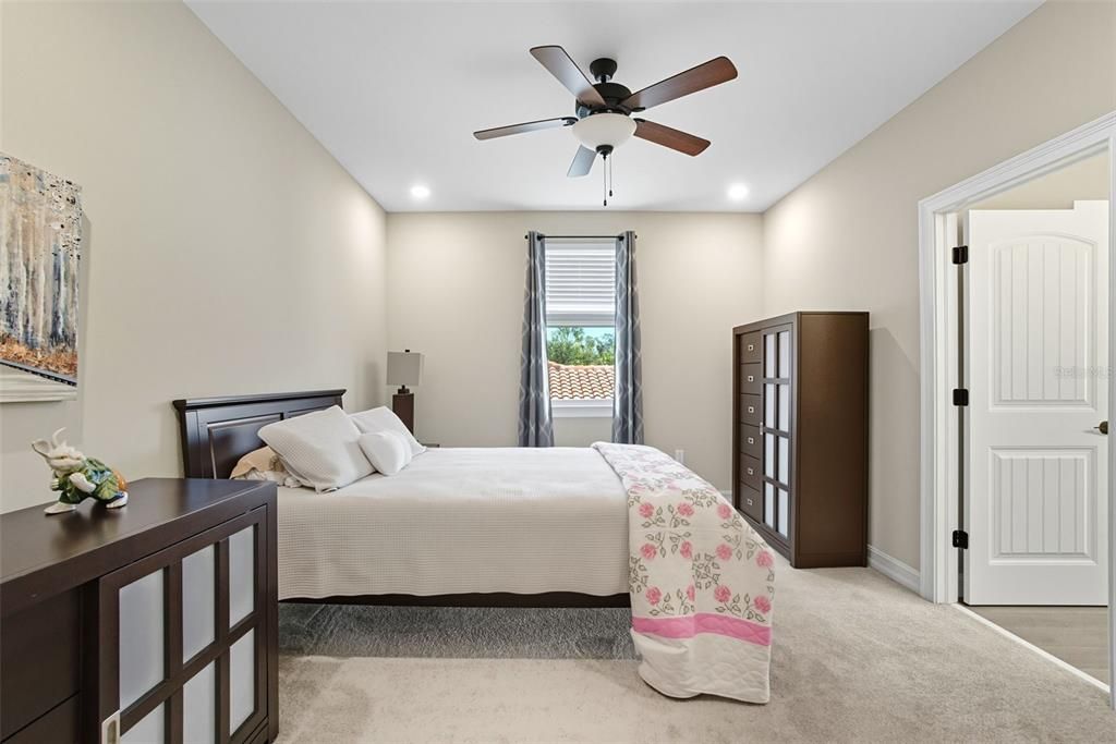 合同活跃: $995,000 (5 贝兹, 4 浴室, 3807 平方英尺)