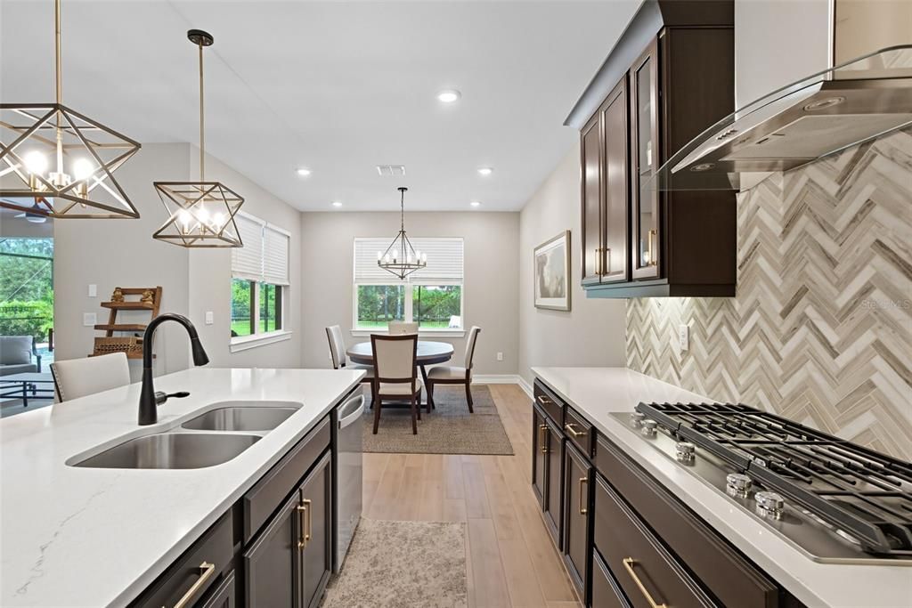 合同活跃: $995,000 (5 贝兹, 4 浴室, 3807 平方英尺)