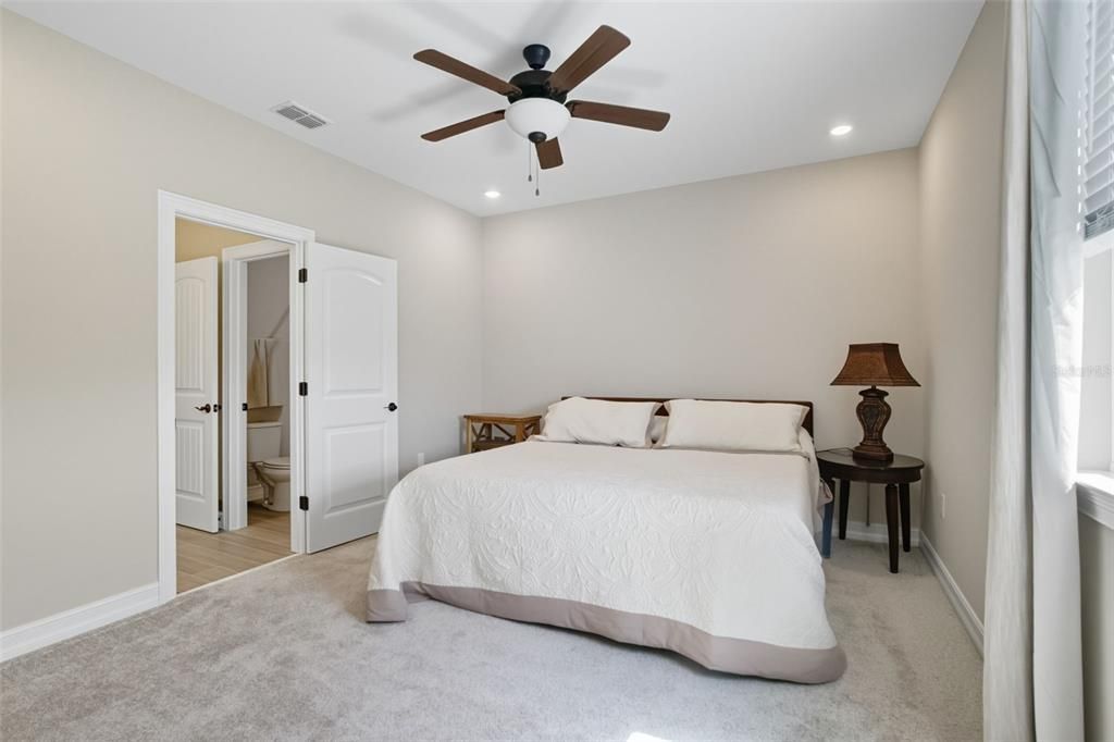 合同活跃: $995,000 (5 贝兹, 4 浴室, 3807 平方英尺)