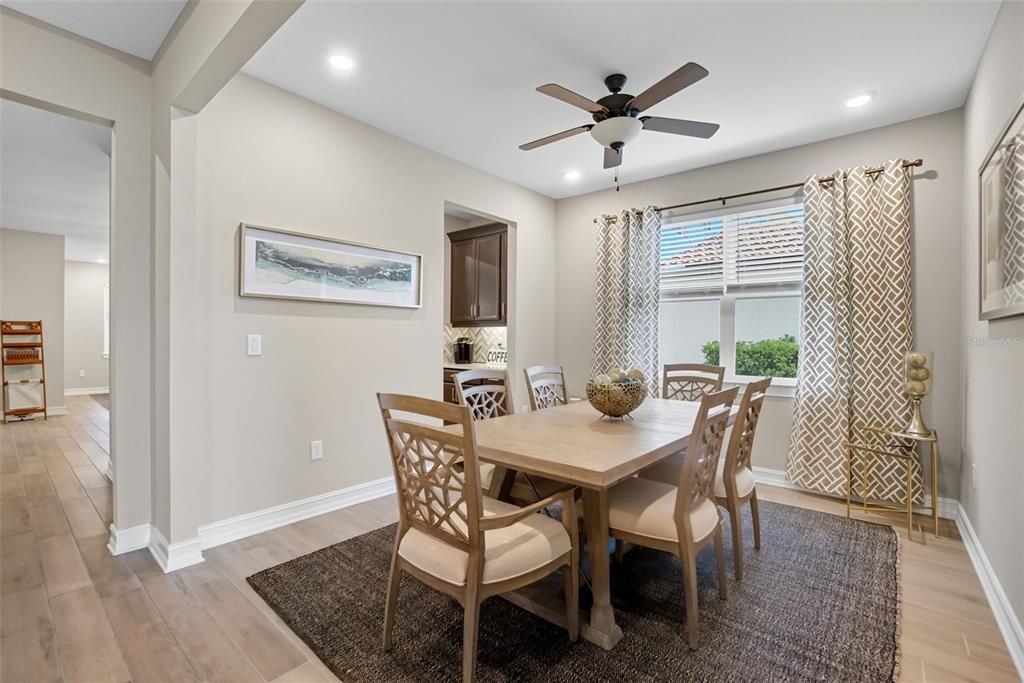 合同活跃: $995,000 (5 贝兹, 4 浴室, 3807 平方英尺)