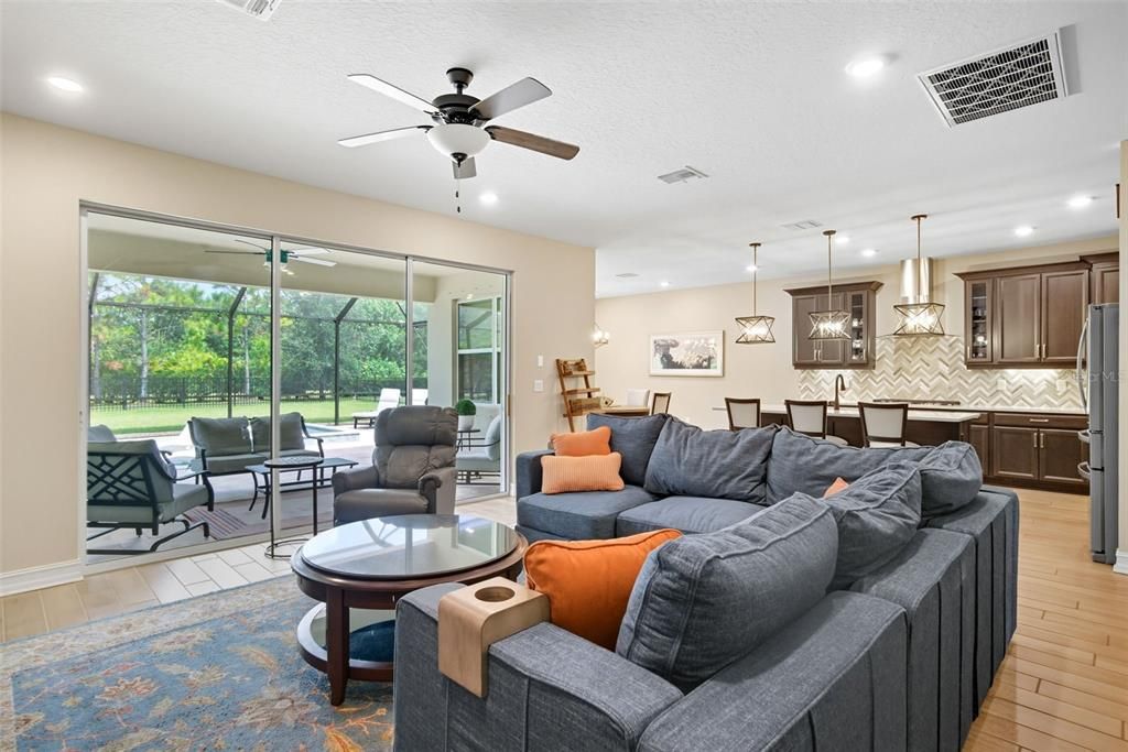 合同活跃: $995,000 (5 贝兹, 4 浴室, 3807 平方英尺)