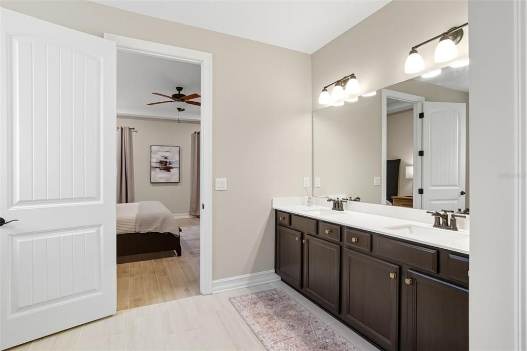 合同活跃: $995,000 (5 贝兹, 4 浴室, 3807 平方英尺)