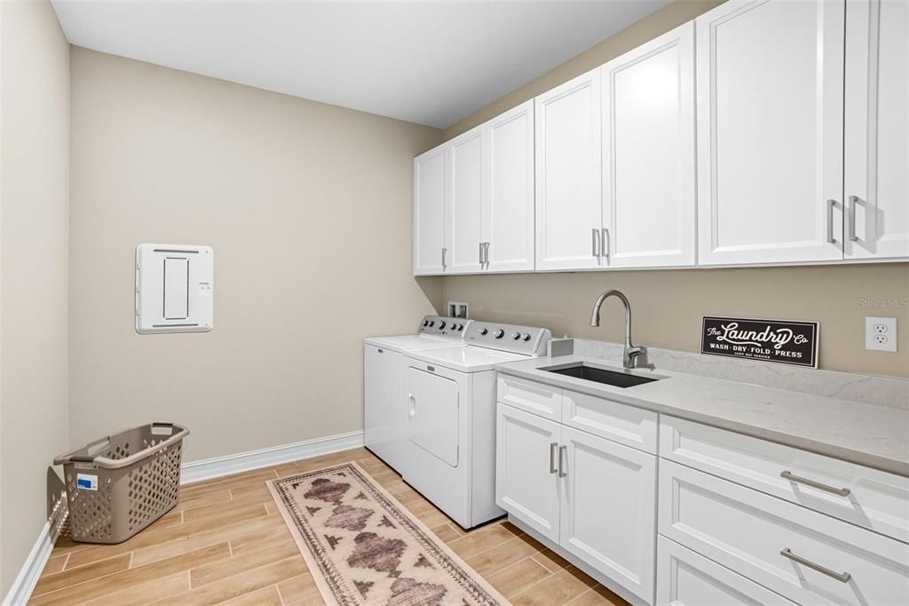 合同活跃: $995,000 (5 贝兹, 4 浴室, 3807 平方英尺)