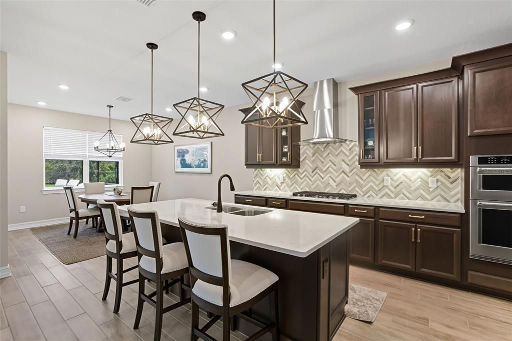 合同活跃: $995,000 (5 贝兹, 4 浴室, 3807 平方英尺)