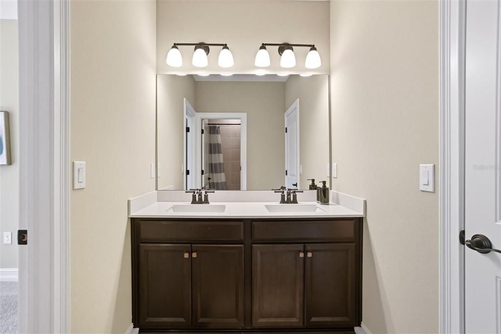 合同活跃: $995,000 (5 贝兹, 4 浴室, 3807 平方英尺)