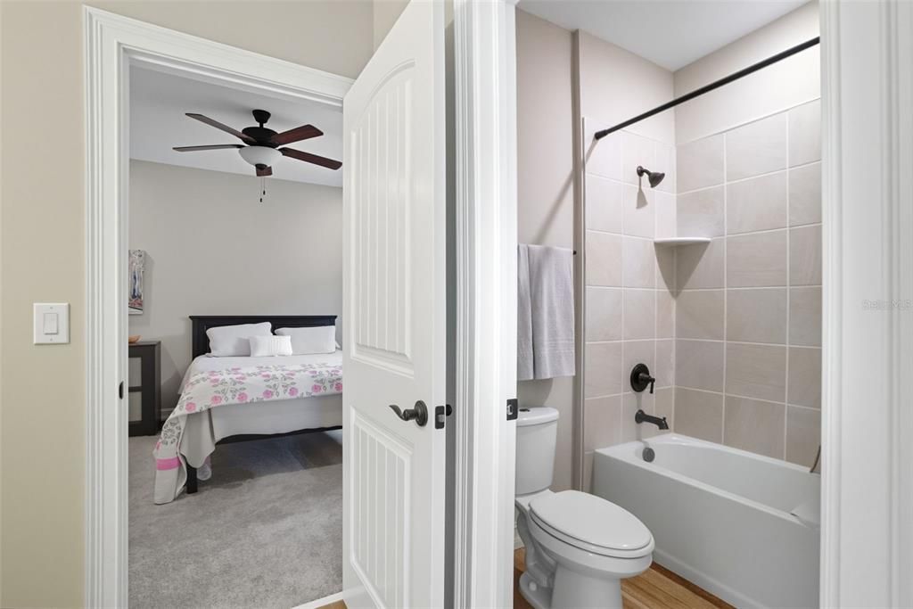 合同活跃: $995,000 (5 贝兹, 4 浴室, 3807 平方英尺)