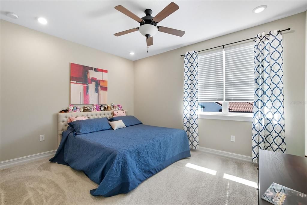 合同活跃: $995,000 (5 贝兹, 4 浴室, 3807 平方英尺)