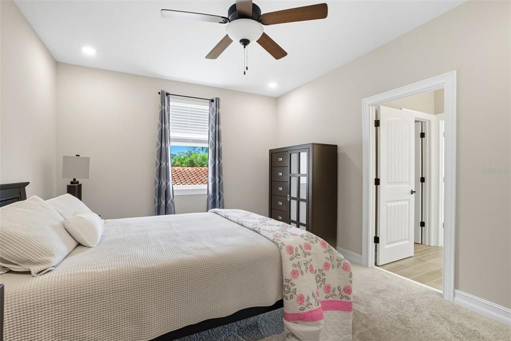 合同活跃: $995,000 (5 贝兹, 4 浴室, 3807 平方英尺)