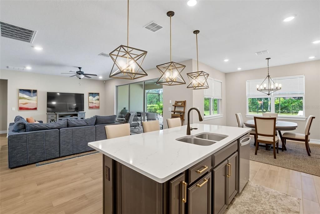 合同活跃: $995,000 (5 贝兹, 4 浴室, 3807 平方英尺)