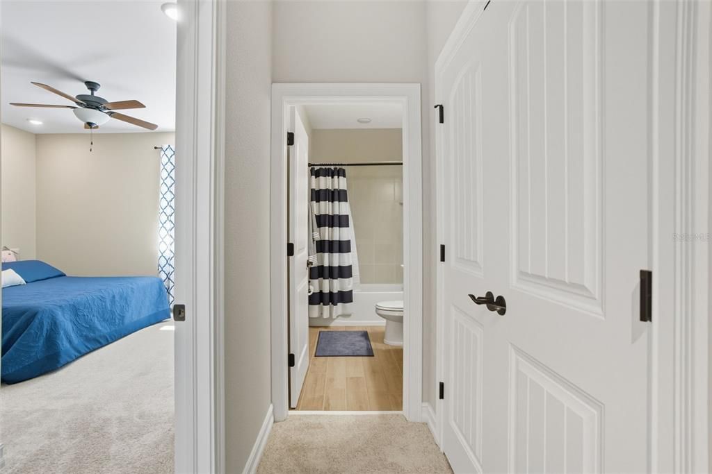 合同活跃: $995,000 (5 贝兹, 4 浴室, 3807 平方英尺)