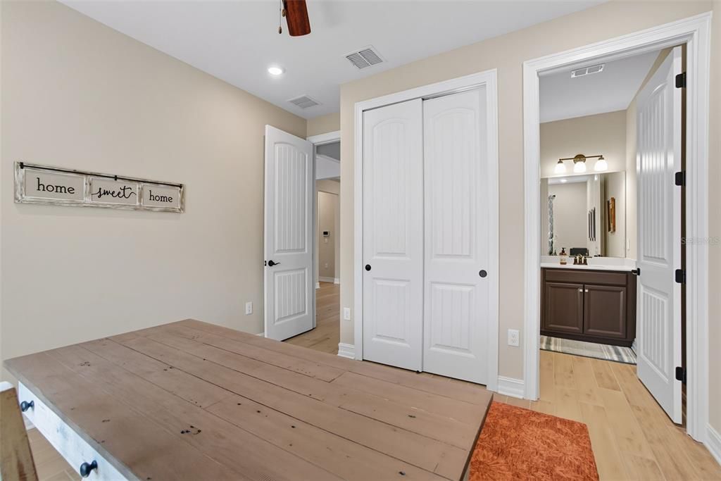 合同活跃: $995,000 (5 贝兹, 4 浴室, 3807 平方英尺)