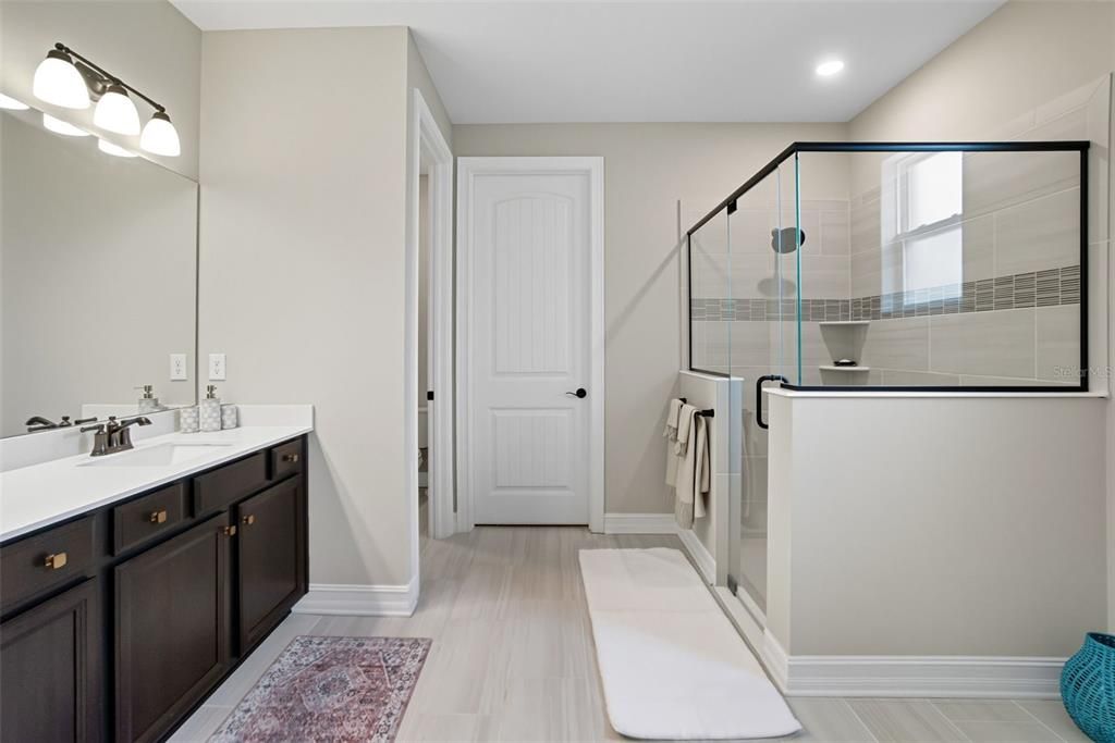 合同活跃: $995,000 (5 贝兹, 4 浴室, 3807 平方英尺)