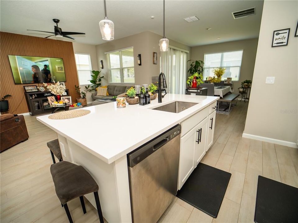 待售: $320,000 (3 贝兹, 2 浴室, 1702 平方英尺)