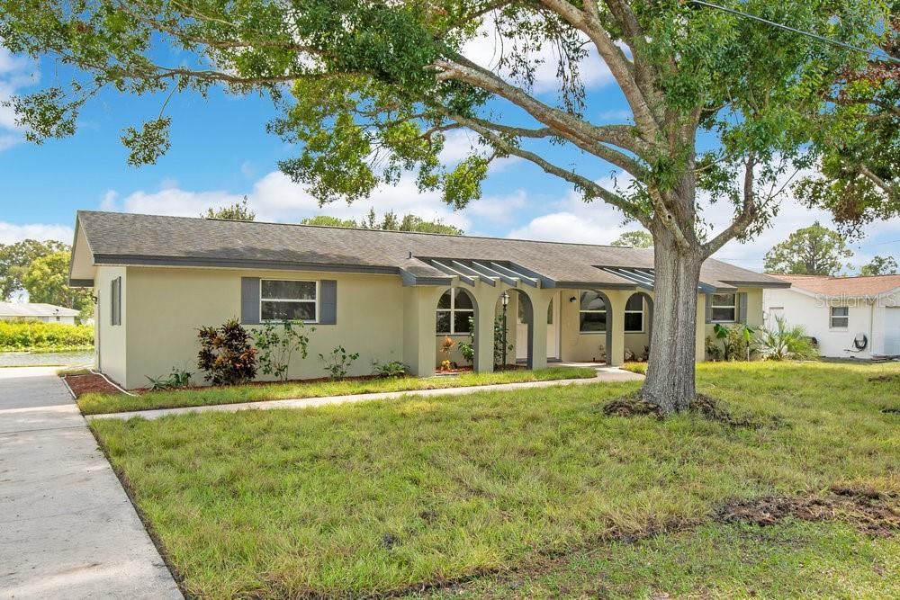 Active With Contract: $299,999 (2 beds, 2 baths, 1288 Square Feet)