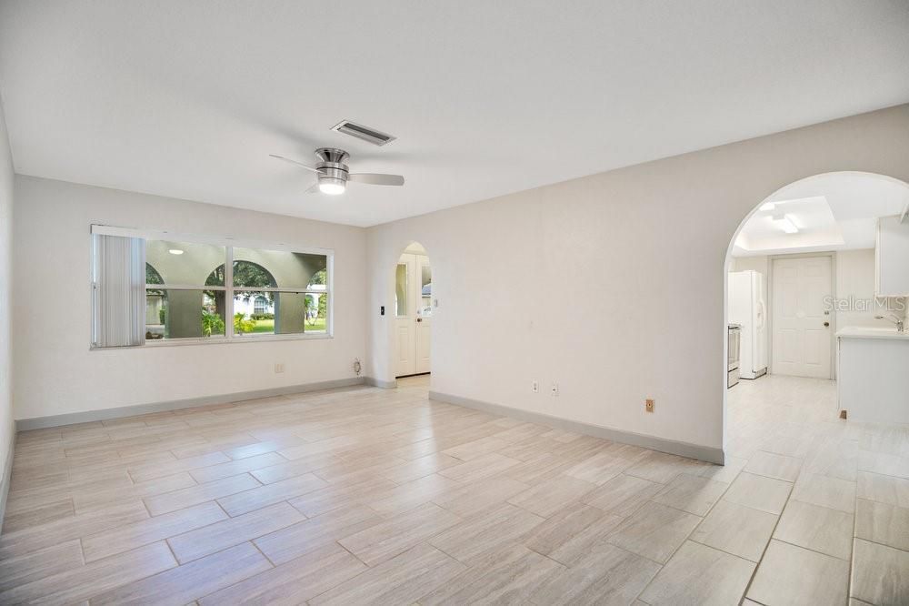 Active With Contract: $299,999 (2 beds, 2 baths, 1288 Square Feet)