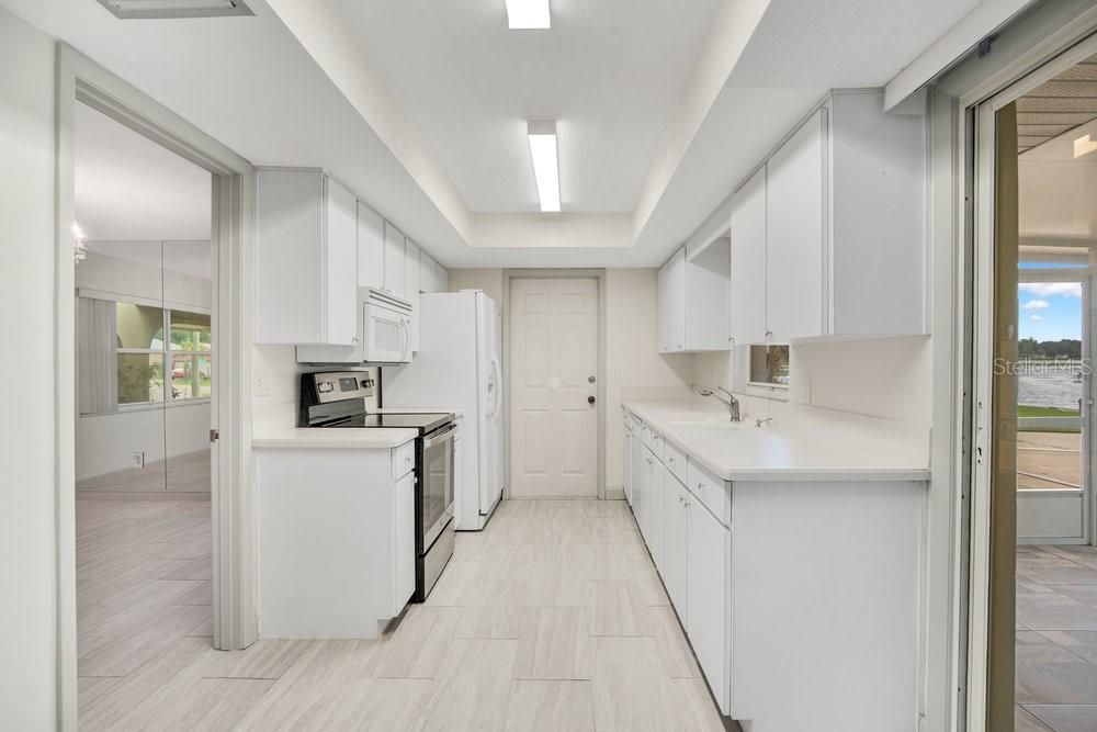 Active With Contract: $299,999 (2 beds, 2 baths, 1288 Square Feet)